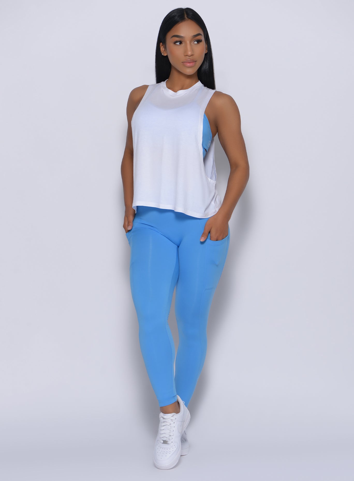 Front profile view of the model wearing our curves leggings in blazing blue color 